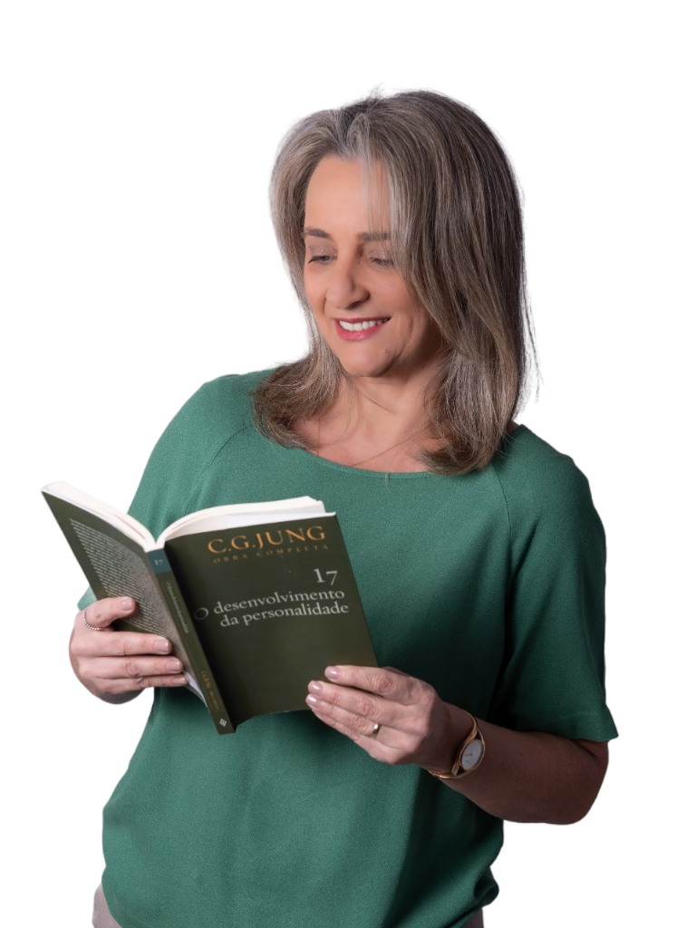 Foto da psicologa lendo um livro, camisa verde e um livro verde